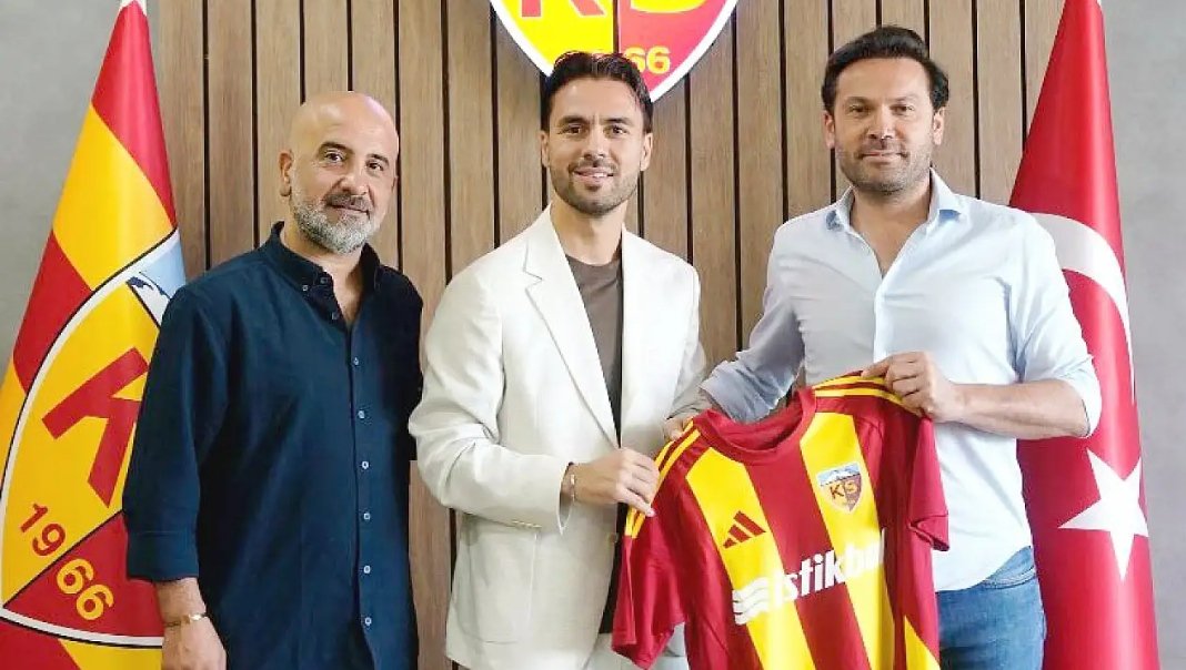 Soldaki Menejer arkadaşta Kayserispor'a artık transfer yapmasın. 2 tane İngiltereden getirdin boş . Diğer transferlerde boşta Neyse.