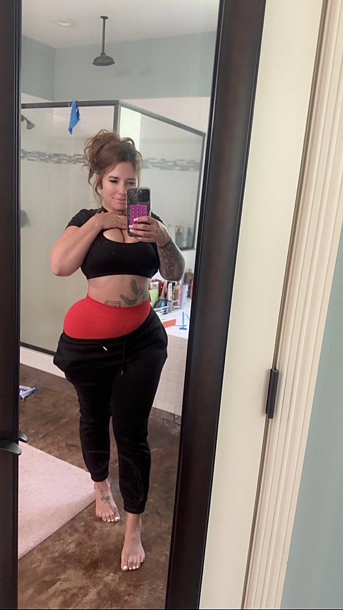 Mogulstylist's tweet image. Locked in because you like cake #pawg #thick #gym #bodypositive