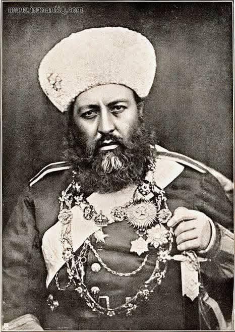امیر آهنین افغان‌ها بنام عبدالرحمن که مادر فروشی کرد , مادر میلیون ها پشتون را به هند بریتانیا فروخت.
پشتون ها ( افغان‌ها) چون این وحشی حدود ۴۵۰ هزار خانوار هزاره را نسل کشی و بیش از ۱۰۰ هزار کیلومتر مربع جغرافیای هزاره ها را غصب و به پشتون تبار های ناقل خود بخشش کرد، امیر اهنین،
