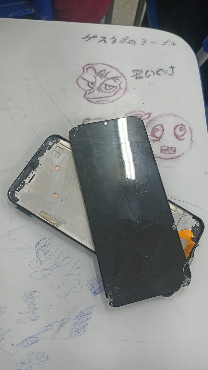 Gussto's tweet photo. quem nunca quebrou um celular por motivo ESTUPIDO https://t.co/81I6wGdCsh
