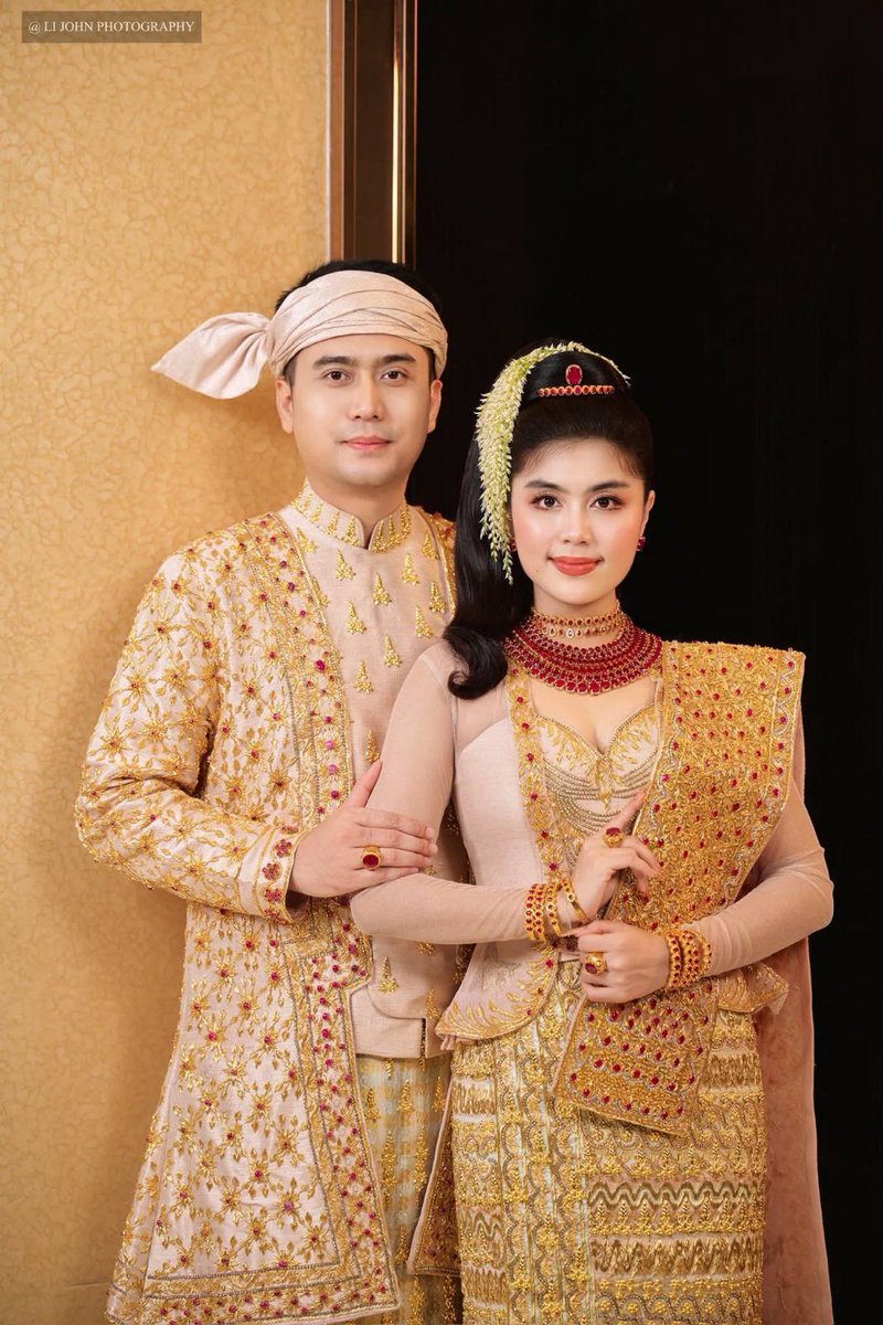 Jasmine11636131's tweet image. The breathtaking beauty of Myanmar wedding dresses🇲🇲
a true masterpiece of our culture that words can't describe💜💕

Sharing these for cultural appreciation. All credits belong to the rightful owners.

#myanmar #burma #weddingdress #myanmartradition #fypシ゚
#trending