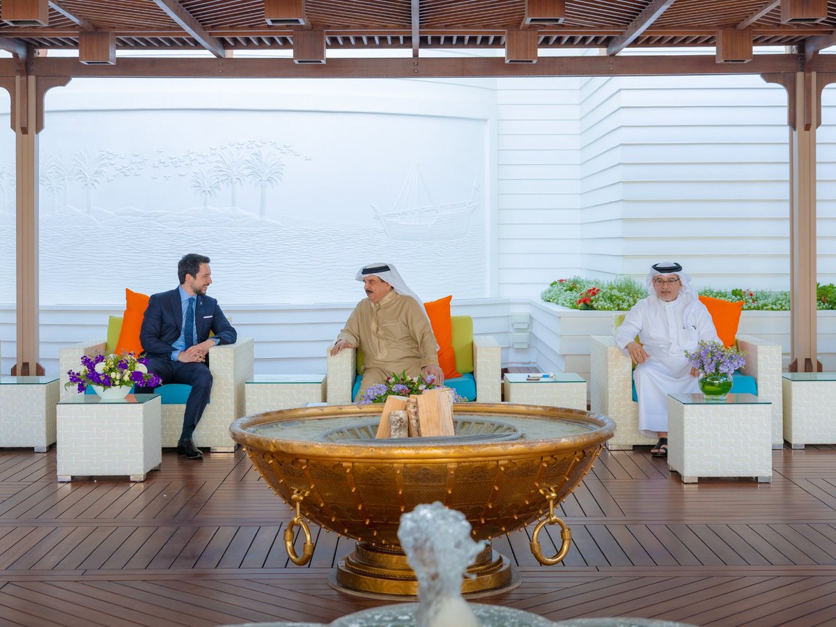 BahrainCPnews's tweet image. His Majesty King #Hamad_bin_Isa Al Khalifa, along with His Royal Highness the Crown Prince and Prime Minister, #Salman_bin_Hamad Al Khalifa, receives His Royal Highness Al Hussein bin Abdullah II @RHCJO, the Crown Prince of the Hashemite Kingdom of #Jordan #Bahrain