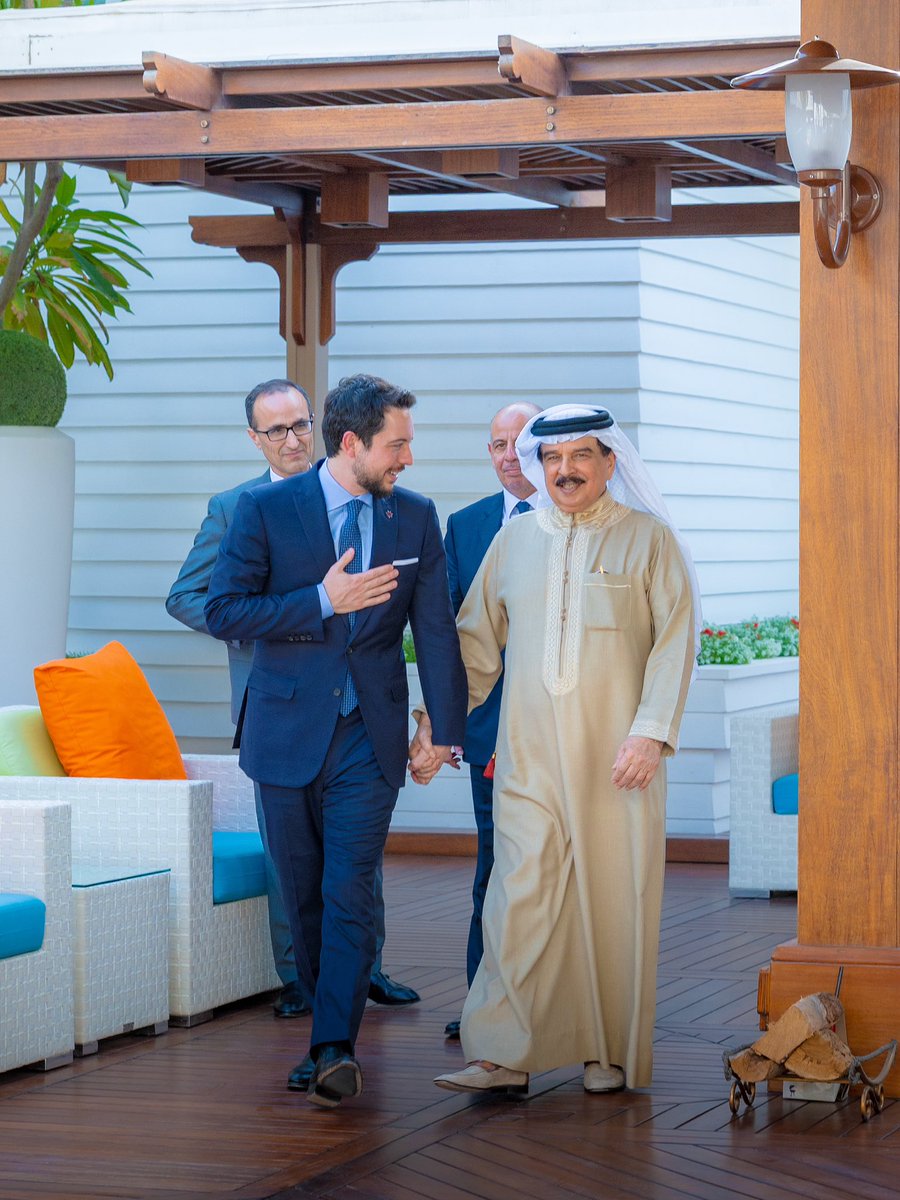 BahrainCPnews's tweet image. His Majesty King #Hamad_bin_Isa Al Khalifa, along with His Royal Highness the Crown Prince and Prime Minister, #Salman_bin_Hamad Al Khalifa, receives His Royal Highness Al Hussein bin Abdullah II @RHCJO, the Crown Prince of the Hashemite Kingdom of #Jordan #Bahrain