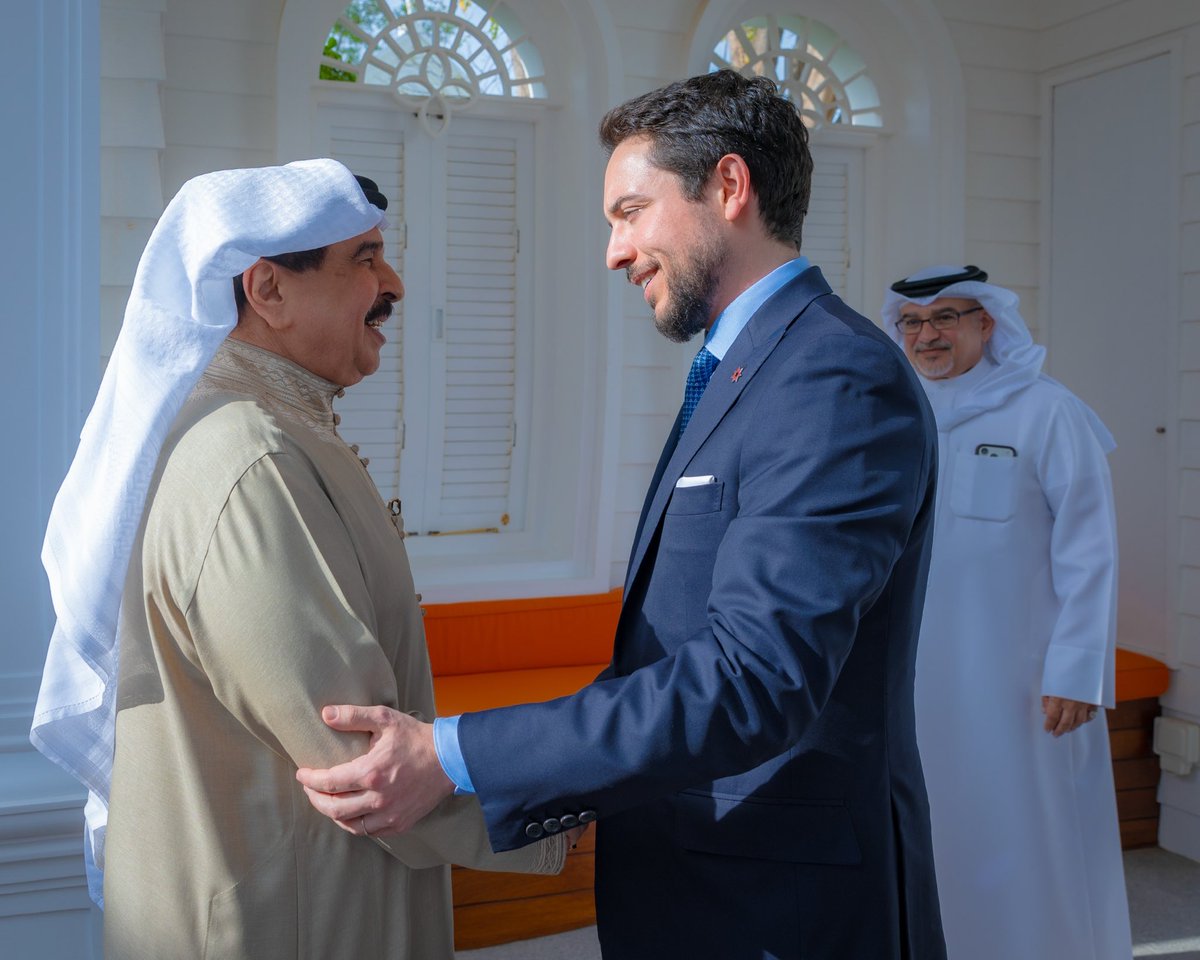 BahrainCPnews's tweet image. His Majesty King #Hamad_bin_Isa Al Khalifa, along with His Royal Highness the Crown Prince and Prime Minister, #Salman_bin_Hamad Al Khalifa, receives His Royal Highness Al Hussein bin Abdullah II @RHCJO, the Crown Prince of the Hashemite Kingdom of #Jordan #Bahrain