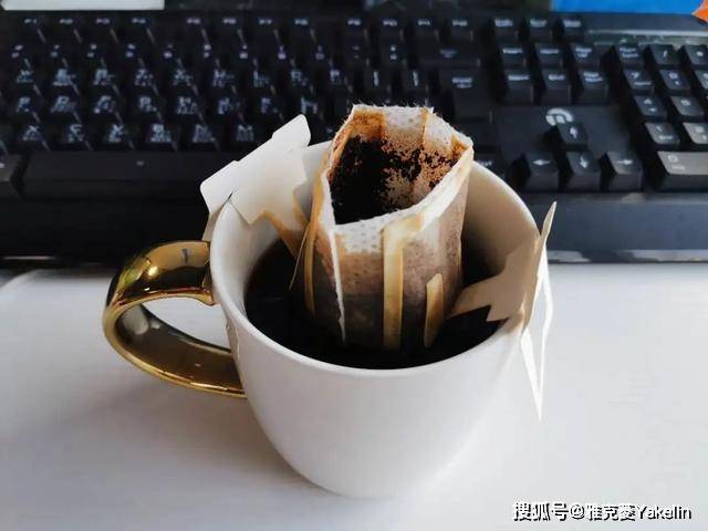 wandascorpia's tweet image. "Intern fail: Accidentally replied "ILY" to our team’s group chat instead of my roommate. Now everyone’s sending heart emojis back…  #WorkHumans #InternLife"