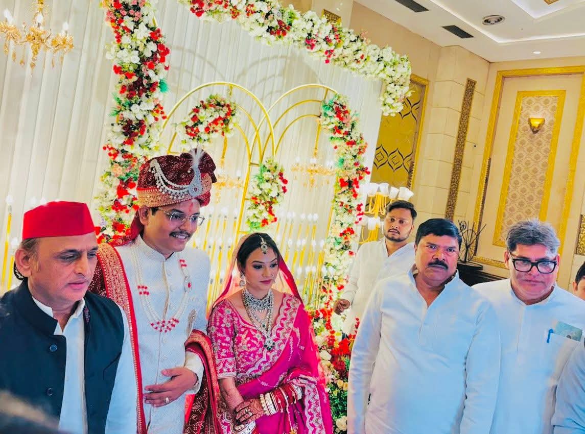 RakeshVermaSP's tweet photo. #लखनऊ में आदरणीय राष्ट्रीय अध्यक्ष,पूर्व मुख्यमंत्री श्री अखिलेश यादव जी के साथ एक शादी समारोह में! https://t.co/yaCoj9CEQi
