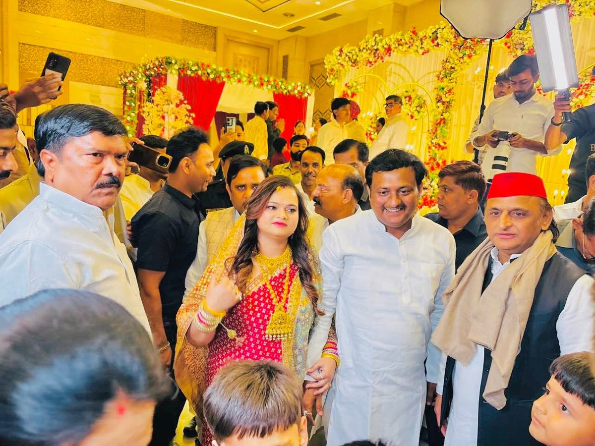 RakeshVermaSP's tweet photo. #लखनऊ में आदरणीय राष्ट्रीय अध्यक्ष,पूर्व मुख्यमंत्री श्री अखिलेश यादव जी के साथ एक शादी समारोह में! https://t.co/yaCoj9CEQi