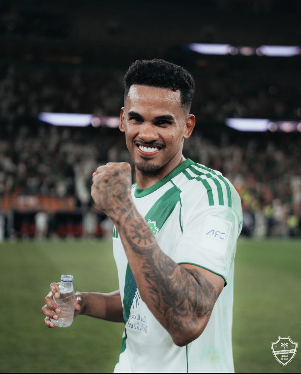 SUL_7989's tweet photo. شايل الفريق على كتوفه 💚 https://t.co/YIQ6Tz3hwT