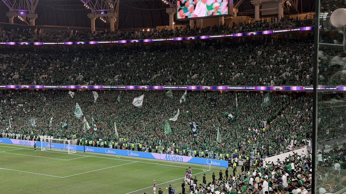 توووحيد لووون عظييييم تااااريخي !! 💚
والله شي يخليك تفتخر بالمدرج هذا