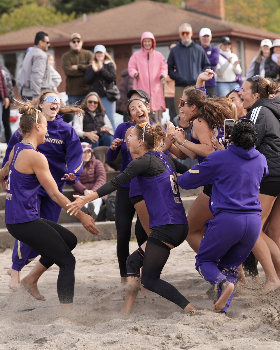 UWAthletics's tweet image. Beach volleyball took 3 out of 4 DUBS this weekend at the Alki Beach Invitational 👏👏

#GoHuskies x @UW_BeachVB