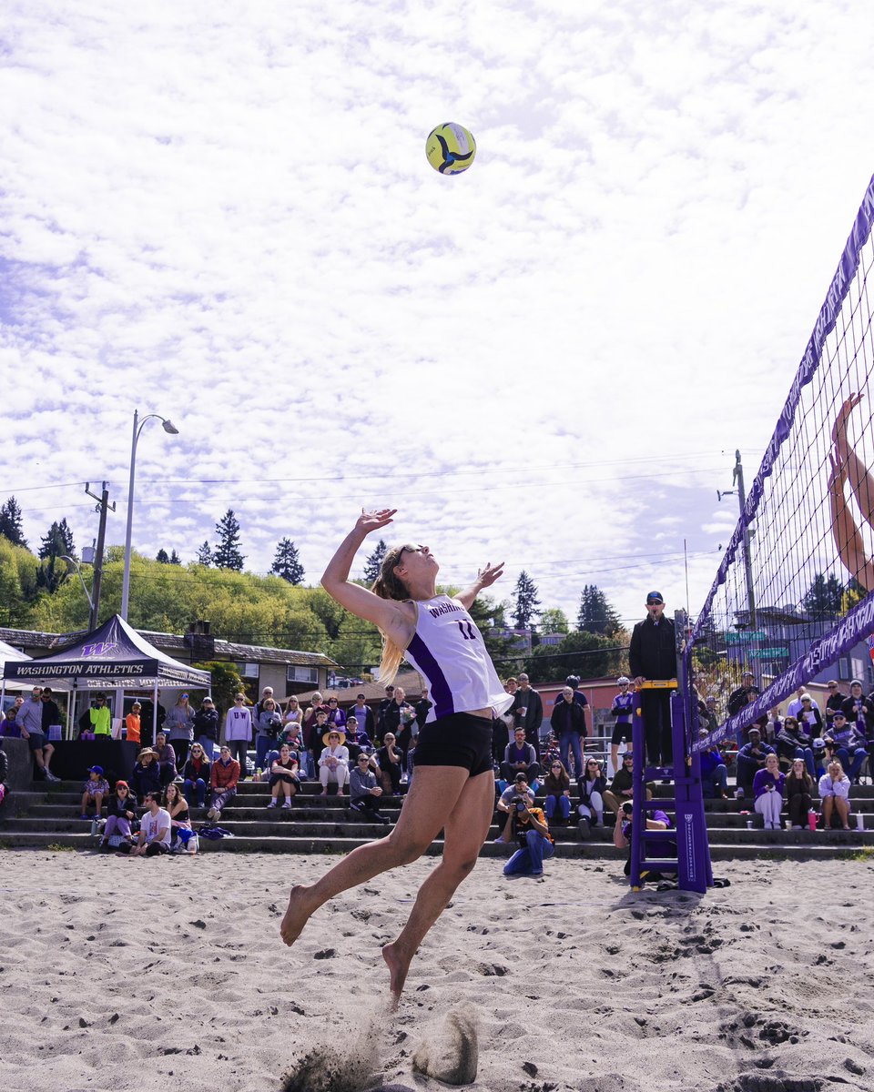 UWAthletics's tweet image. Beach volleyball took 3 out of 4 DUBS this weekend at the Alki Beach Invitational 👏👏

#GoHuskies x @UW_BeachVB