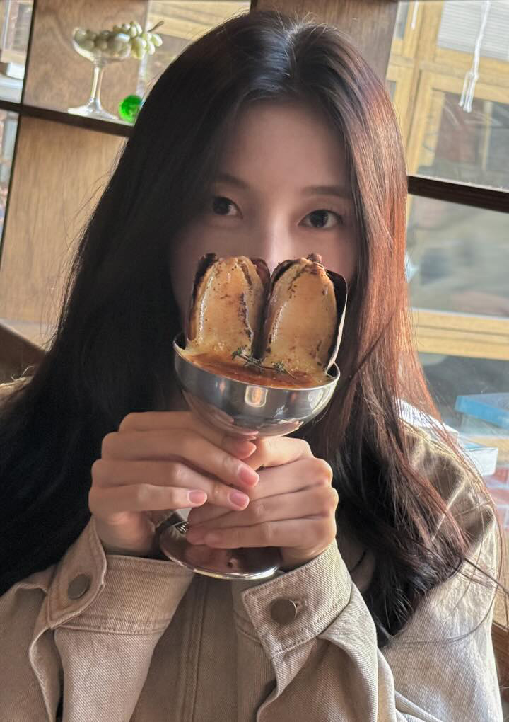 260421 #Arin message for #OHMYGIRL 11th anniversary.

🐣: Hello, my dear other half~ Today is our 11th anniversary~~
We first met on this day 11 years ago..
Or was it just a day ago..? haha

I cannot believe it has already been 11 years.. Time really flies.. How did it pass like