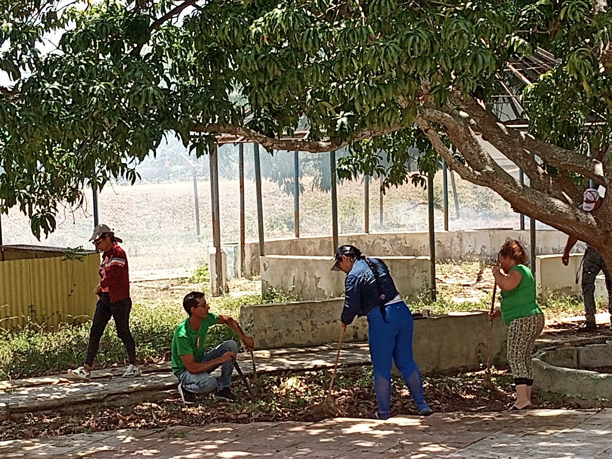 EAAMajibacoa's tweet photo. #Azucareros motivados y comprometidos desde el #Majibacoa.
👇👇👇 Aquí cambio de labor  en saludo al 40 aniversario de fundada nuestra industria por el General de Ejército Raúl Castro Ruz el 22 de abril en 1986.
Muchas felicidades 🎂🎂🎂 
#GironEsHoy 
#MiBarrioPorLaPatria https://t.co/M5zRYrsNge