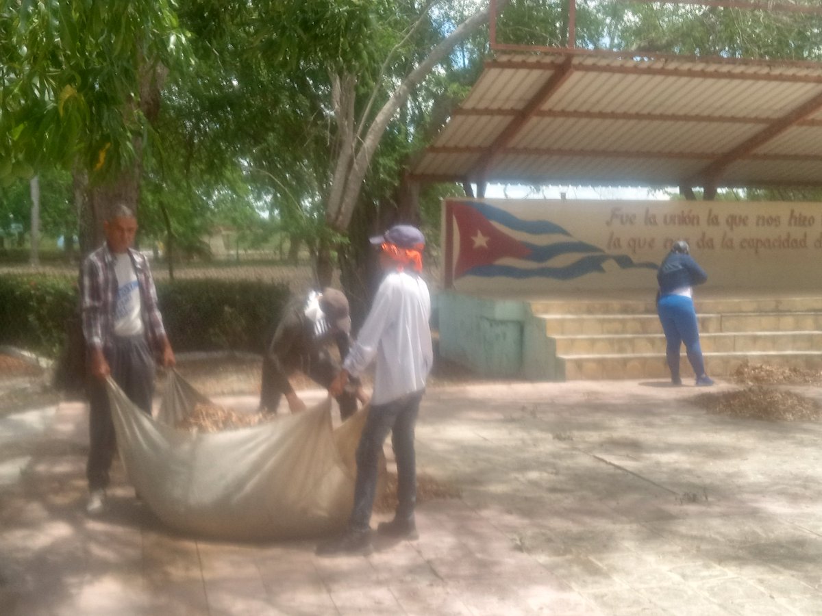 EAAMajibacoa's tweet photo. #Azucareros motivados y comprometidos desde el #Majibacoa.
👇👇👇 Aquí cambio de labor  en saludo al 40 aniversario de fundada nuestra industria por el General de Ejército Raúl Castro Ruz el 22 de abril en 1986.
Muchas felicidades 🎂🎂🎂 
#GironEsHoy 
#MiBarrioPorLaPatria https://t.co/M5zRYrsNge
