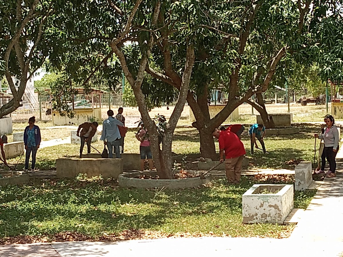 EAAMajibacoa's tweet photo. #Azucareros motivados y comprometidos desde el #Majibacoa.
👇👇👇 Aquí cambio de labor  en saludo al 40 aniversario de fundada nuestra industria por el General de Ejército Raúl Castro Ruz el 22 de abril en 1986.
Muchas felicidades 🎂🎂🎂 
#GironEsHoy 
#MiBarrioPorLaPatria https://t.co/M5zRYrsNge