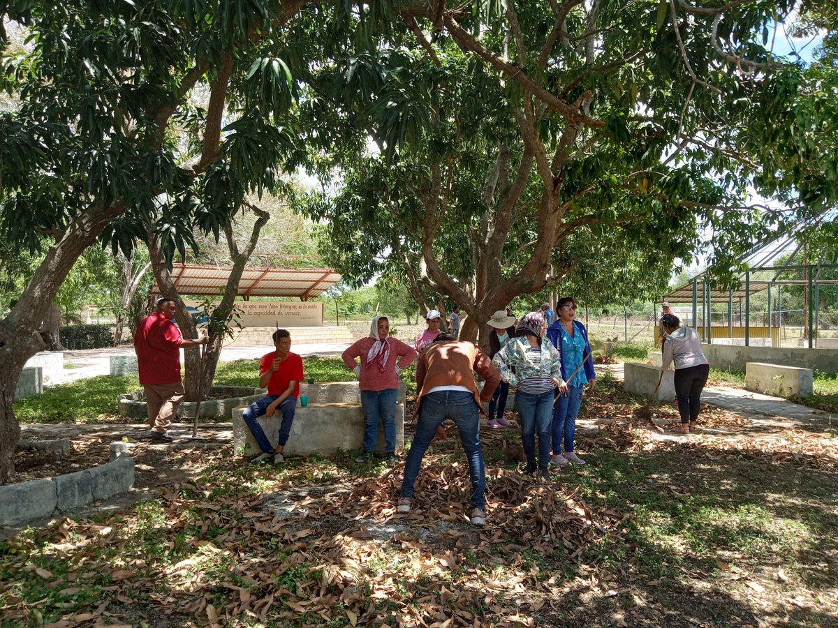 EAAMajibacoa's tweet photo. #Azucareros motivados y comprometidos desde el #Majibacoa.
👇👇👇 Aquí cambio de labor  en saludo al 40 aniversario de fundada nuestra industria por el General de Ejército Raúl Castro Ruz el 22 de abril en 1986.
Muchas felicidades 🎂🎂🎂 
#GironEsHoy 
#MiBarrioPorLaPatria https://t.co/M5zRYrsNge
