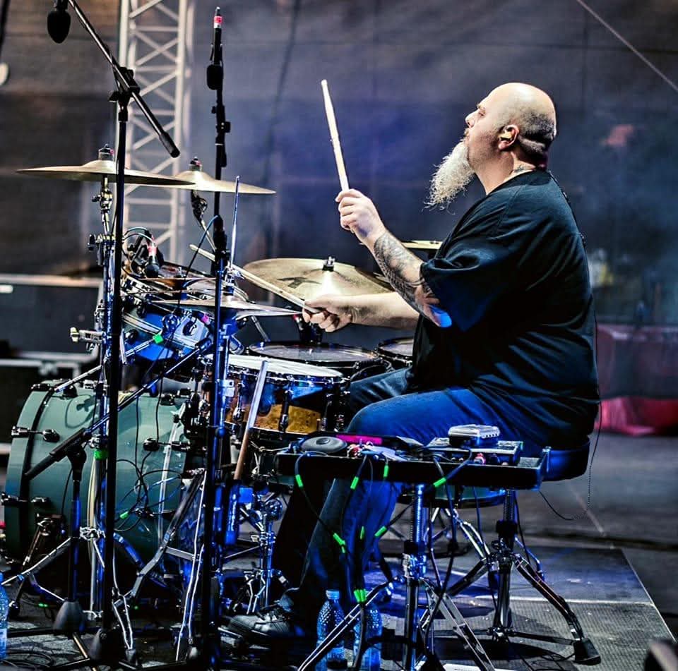 AmprentaRock's tweet photo. Ritmul, fundația, energia brută.
La tobe:

 Nunu Racris
Din Dej și cu un parcurs impresionant: Răzvan Crivaci, Seven, Truda, Hi-Q, Cri Gri, H8, Hara și colaborări cu artiști ca Feli, Lidia Buble si Delia. Predă la Rockstar Music School si clar că e genul care schimbă pulsul sălii https://t.co/aagEVZgRnD
