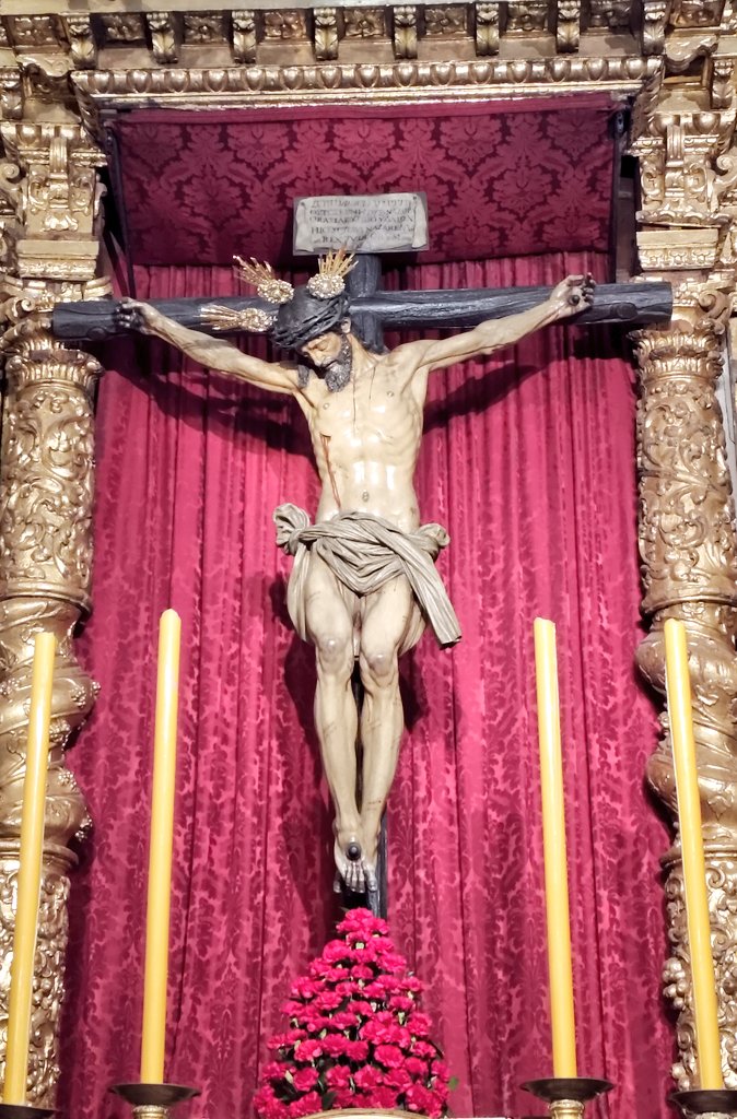 Por su extraordinaria precisión y belleza, y por la cercanía con la que se expone en su capilla, el Cristo del Calvario es una de las imágenes que más invitan al rezo en Sevilla.