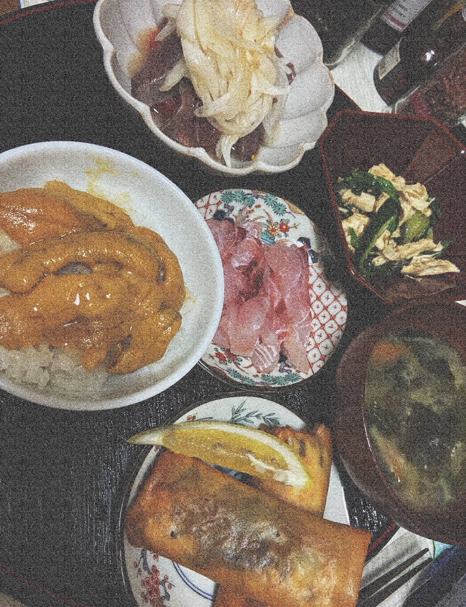 今日の献立、見て♡
🌸あかりの春巻き
🌸外で食べたカツオのカルパッチョ再現した(バルサミコ酢(白)と白だしオリーブオイル塩)
🌸思ったより美味しくなかった真鯛
🌸消費期限の迫った鳥ささみの🥒とほうれん草ナムル
🌸わかめ人参新玉ねぎ味噌汁
🌊雲丹丼