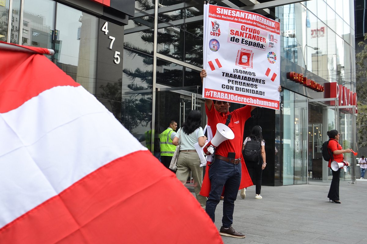 SineSantander's tweet photo. Ante la falta de voluntad y mala fe de @santander_es Consumer Bank en el Perú para dar solución al Pliego de Reglamos 2026, el SINESANTANDERBANK, salió a nivel nacional a defender el #DerechoConstitucional a la #NegociaciónColectiva. 
La empresa perteneciente al Grupo Santander de España, será la única responsable del ejercicio del derecho a la #Huelga.

Asimismo, hemos puesto de manifiesto que defendemos el cumplimiento de los convenios colectivos suscritos y el cese de toda práctica antisindical contra nuestros afiliados.

¡Basta de evadir al diálogo con resultados!

@uniglobalunion @uniamericas @guimaffeo @marcio_monzane @cgt_peru @MTPE_Peru @SunafilPeru @asbancperu @RPPNoticias @diariounoperu @sigridbazan @GustavoMinayaG