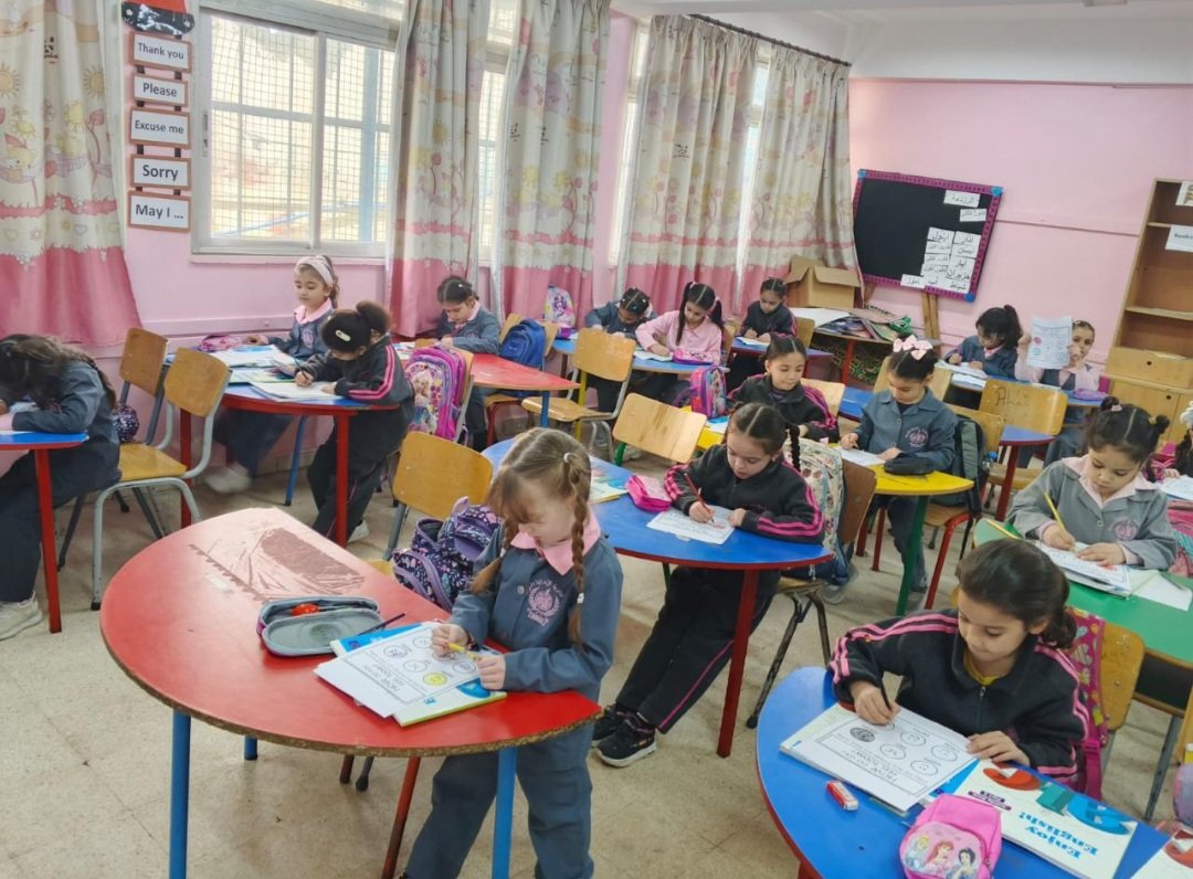 🔵 BUENAS NOTICIAS:
Hoy, niñas y niños refugiados de Palestina han vuelto a las escuelas de UNRWA en la mayor parte de #Líbano.
Ansiosos por aprender, a pesar de todo.
No es solo educación, es esperanza, normalidad y futuro. Esta imagen lo dice todo. 
ayudalibano.es