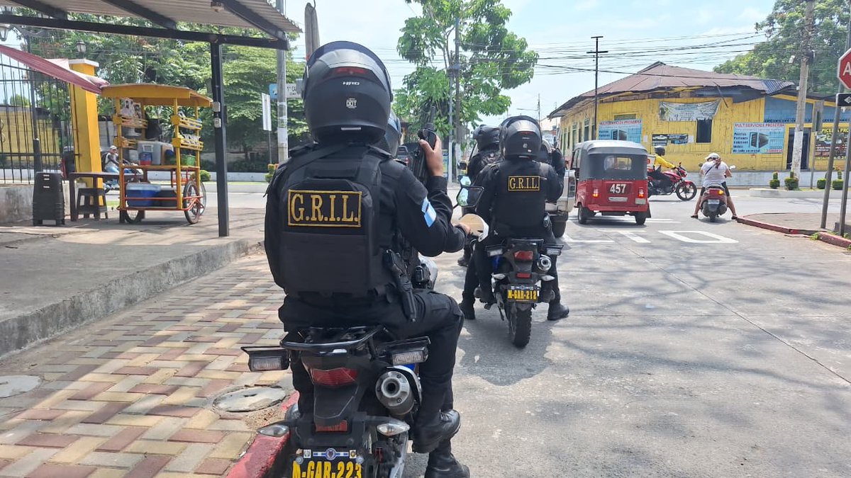 PNCdeGuatemala's tweet photo. Policías del Grupo de Reacción Inmediata Lobos #GRIL apoyan en distintos sectores de la Retalhuleu, brindando seguridad a la población.
Mientras que la #POLIMERC mantienen presencia y recorridos en mercados ubicados en la zona 3 de Quetzaltenango.
#ProtegerYServir https://t.co/wM8gndfsS4