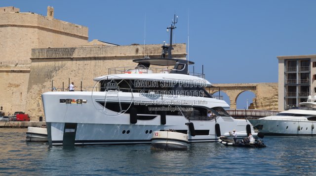 Shipguru's tweet image. #benettiyacht #2026built #motoryacht #DICK_RABBIT #Entering #GrandHarbourMarina #malta -19.04.2026 -  maltashipphotos.com - NO PHOTOS can be used or manipulated without our permission @BenettiYachts @GrandHMarina @YachtspotterCom @yachtworld @YachtInfluence @yachtingjournos