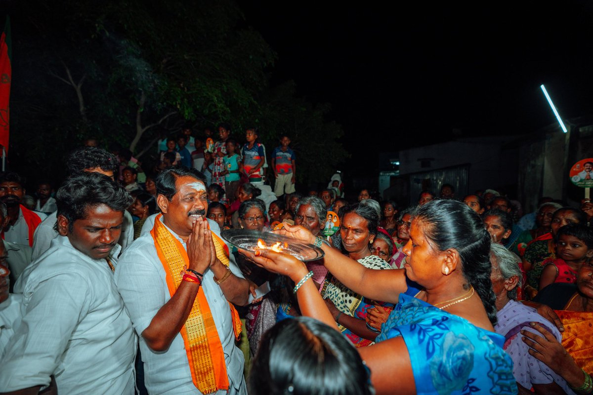 NainarBJP's tweet photo. இன்றைய தினம் மாலை சாத்தூர் சட்டமன்றத் தொகுதி முழுவதும் நடைபெற்ற மக்கள் சந்திப்பு மற்றும் வாக்கு சேகரிப்பு பயணம் எனக்கு அளவற்ற உற்சாகத்தையும் உறுதியான நம்பிக்கையையும் அளித்தது.

தூங்காரெட்டியப்பட்டி, கிருஷ்ணாபுரம், கீடிச் செல்லையாபுரம், கோவில் செல்லையாபுரம், பழைய ஏழாயிரம் பண்ணை, சிவசங்குபட்டி, ஈரெட்டியபட்டி, இ.ராமநாதபுரம், ஊத்துப்பட்டி, சங்கரபாண்டியாபுரம், சத்திரம், சிப்பிபாறை, ஆவரம்பட்டி உள்ளிட்ட ஒவ்வொரு கிராமத்திலும் மக்களிடம் இருந்து கிடைத்த பேராதரவு எங்களை ஆழ்ந்த மகிழ்ச்சியிலும் பொறுப்புணர்விலும் ஆழ்த்தியது.

ஒவ்வொரு இடத்திலும் பொதுமக்கள் மனதில் பதிந்திருக்கும் கோரிக்கைகள், அன்றாட சிக்கல்கள் மற்றும் எதிர்கால எதிர்பார்ப்புகளை நேரில் சந்தித்து கவனமாக கேட்டறிந்து, அவற்றை முறையாக பதிவு செய்தோம். மக்கள் குரல் எங்களுக்குப் பிரதானம் என்பதையும், அவர்கள் எதிர்பார்ப்புகள் எங்கள் செயல் திட்டத்தின் மையமாக இருக்கும் என்பதையும் மீண்டும் உறுதிப்படுத்திக் கொண்டோம்.

நமது தேசிய ஜனநாயக கூட்டணி ஆட்சி அமைந்தவுடன், இக்கிராம மக்களின் அனைத்து குறைகளும் முன்னுரிமையுடன் எடுத்துக்கொள்ளப்பட்டு, விரைவாகவும் திறம்படவும் தீர்வு காணப்படும் என்பதை உறுதி அளிக்கிறேன்.
(1/3)