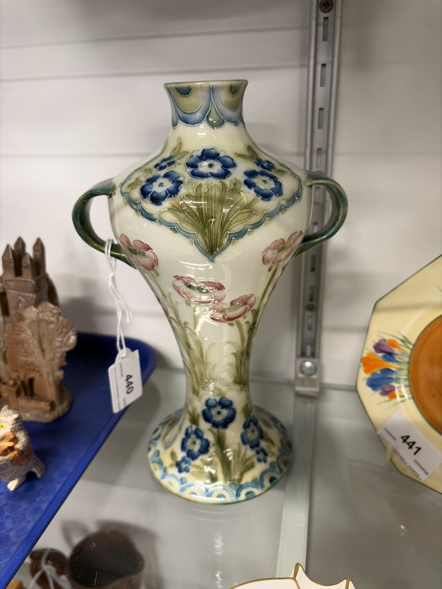 melvynprior's tweet image. Not 1, but 2 #ArtDeco display cabinets. There’s a #Gibson #LesPaul custom guitar, a #Wedgewood #Ravilious  #Coronation mug and some very nice #Moorcroft @GoldingYoung #Lincoln sale this week @ColinYoungAWA #Auction goldingyoung.com