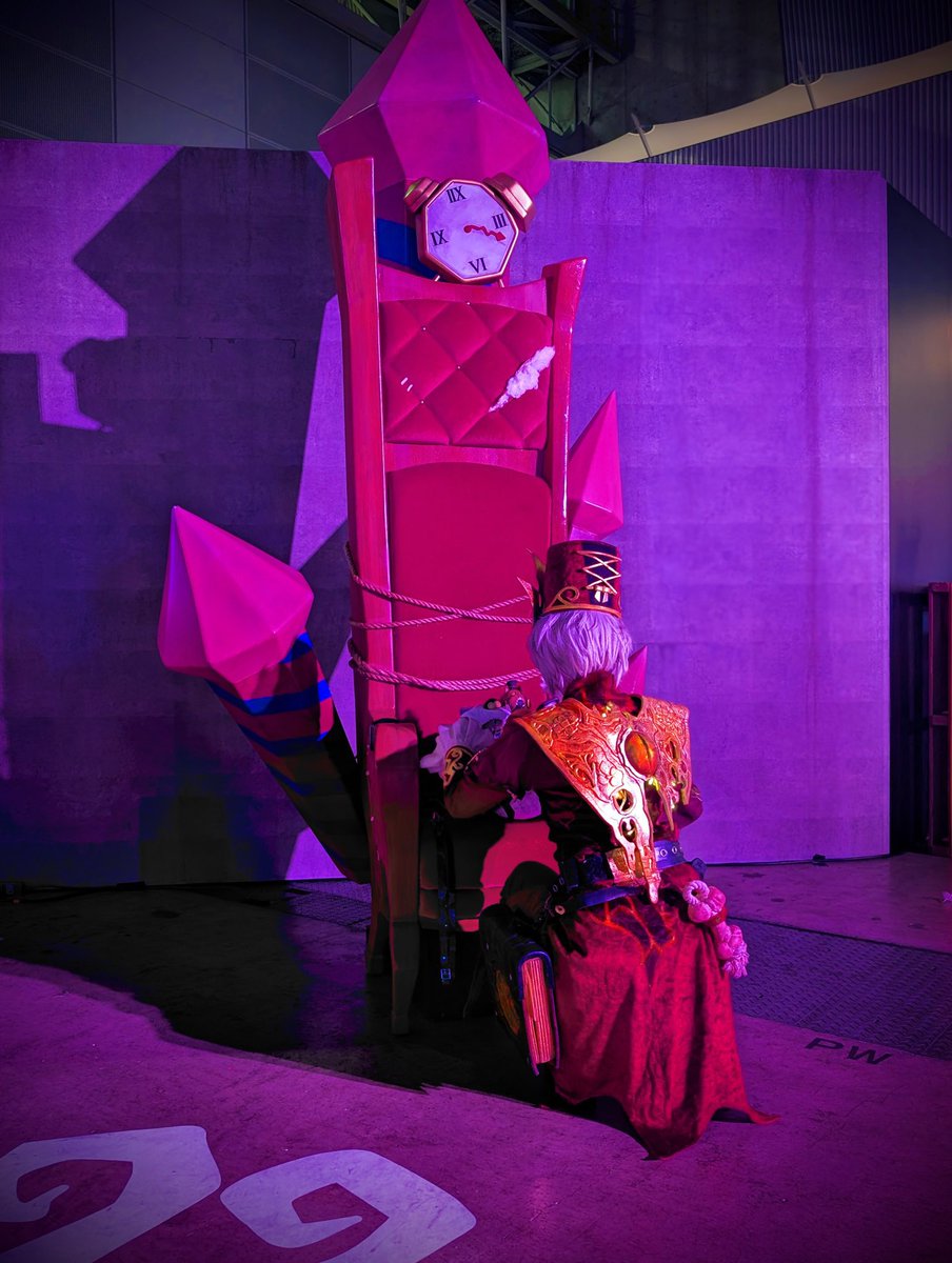 コスプレ注意
ロケットチェアにビクターぬいと亡霊ぬい
ミニミニウィックを縛りつけようとしている抱擁ビクター(ハンターかな？)
((長い))
#IdentityV