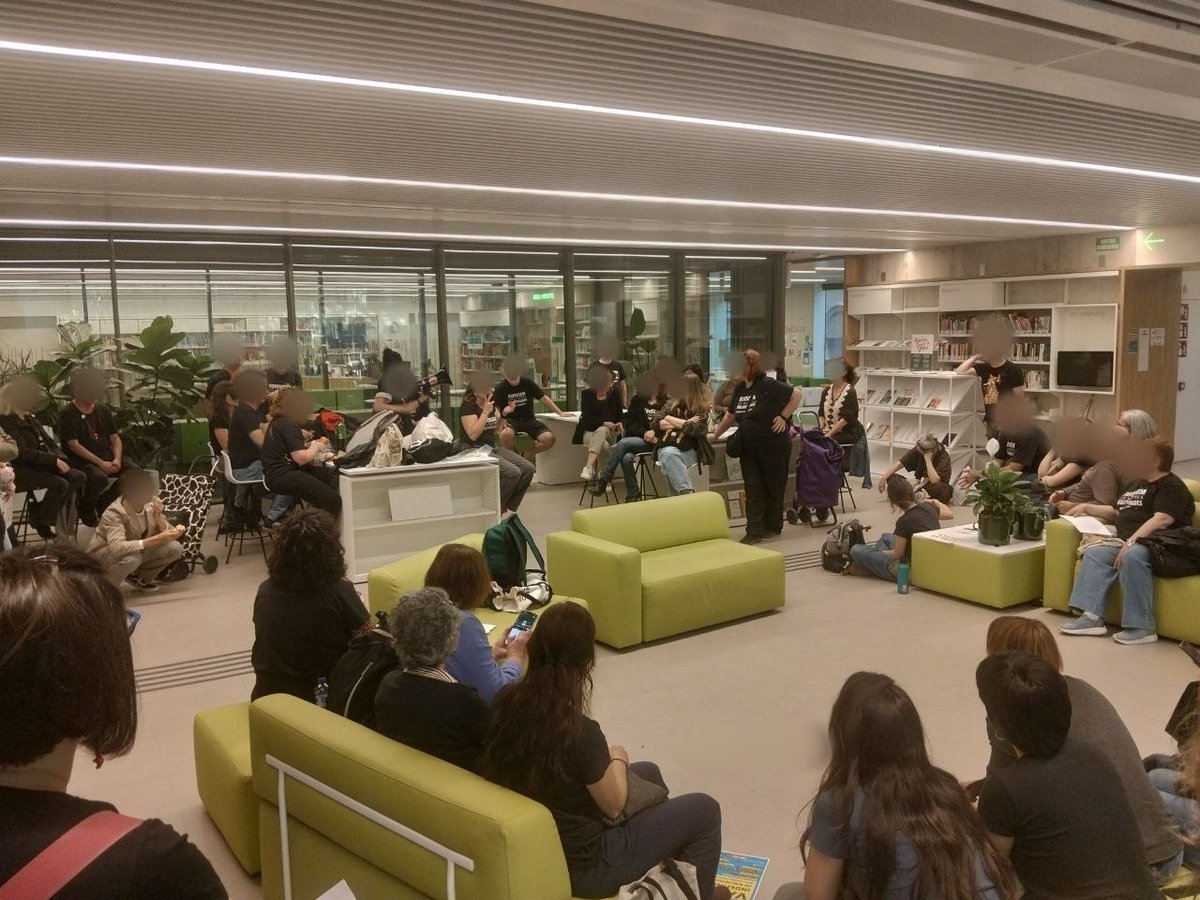 Després de l'acció a la Biblioteca de Sarrià - J.V. Foix, hem ocupat la biblioteca. Comencem una assemblea per decidir què farem a partir d'ara.