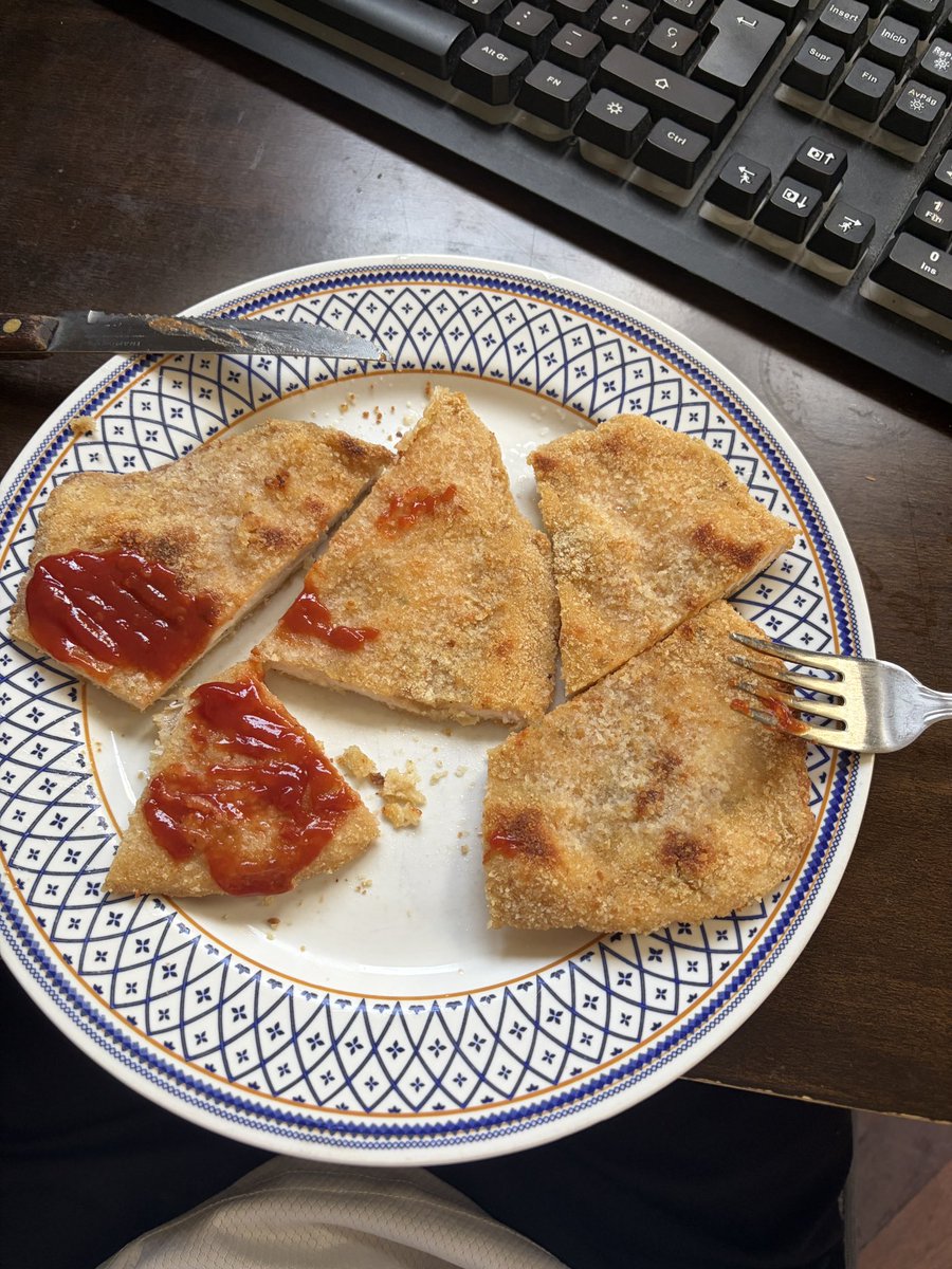 _ManCityArg's tweet photo. Siempre se discute si las papas o el puré son mejores para las milanesas, o si los fideos pueden ser un acompañamiento pero nadie habla de que lo mejor es comer milanesa con milanesa https://t.co/lfINUBlwJB