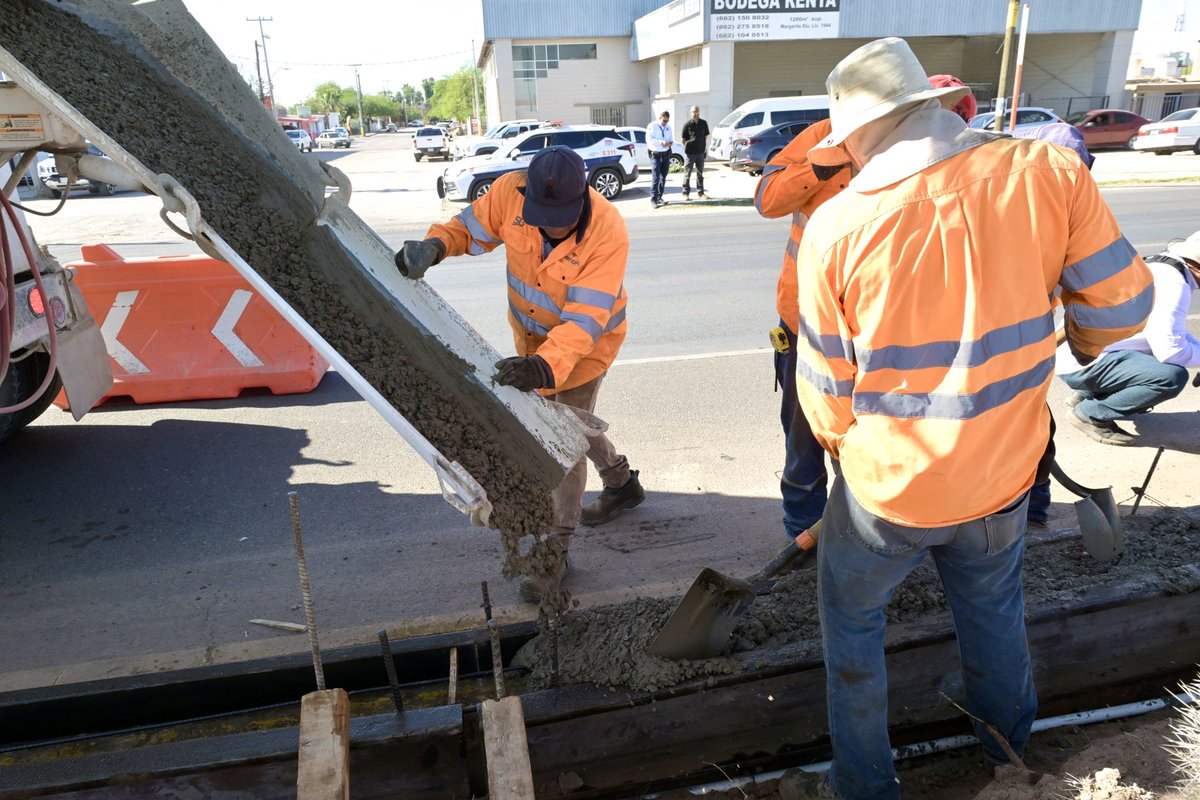 El cambio en Hermosillo también se nota en su imagen urbana. 🌳

En equipo, supervisamos la reconstrucción de las guarniciones del camellón en el bulevar García Morales para mejorar la seguridad vial y peatonal, y cuidar la vegetación al conservar la humedad. 

Además, estaremos
