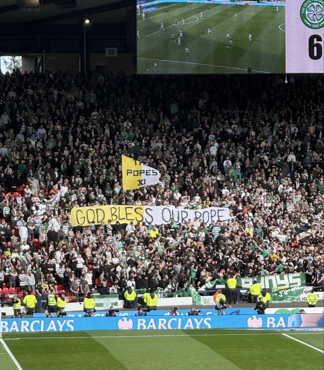 🏴󠁧󠁢󠁳󠁣󠁴󠁿🇮🇪🇦🇷✝️ "DIOS SALVE A NUESTRO PAPA" 

Mensaje de la gente de Celtic durante la semifinal de la Copa De Escocia, a 1 año de la muerte del Papa Francisco.