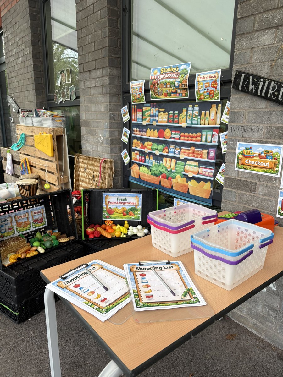 MrsGriffiths7's tweet photo. Stanley supermarket is open! π½π₯π₯ππππππ #eyfs #roleplay #understandingoftheworld #supermarket @BrightFuturesET https://t.co/lqVus3szLm