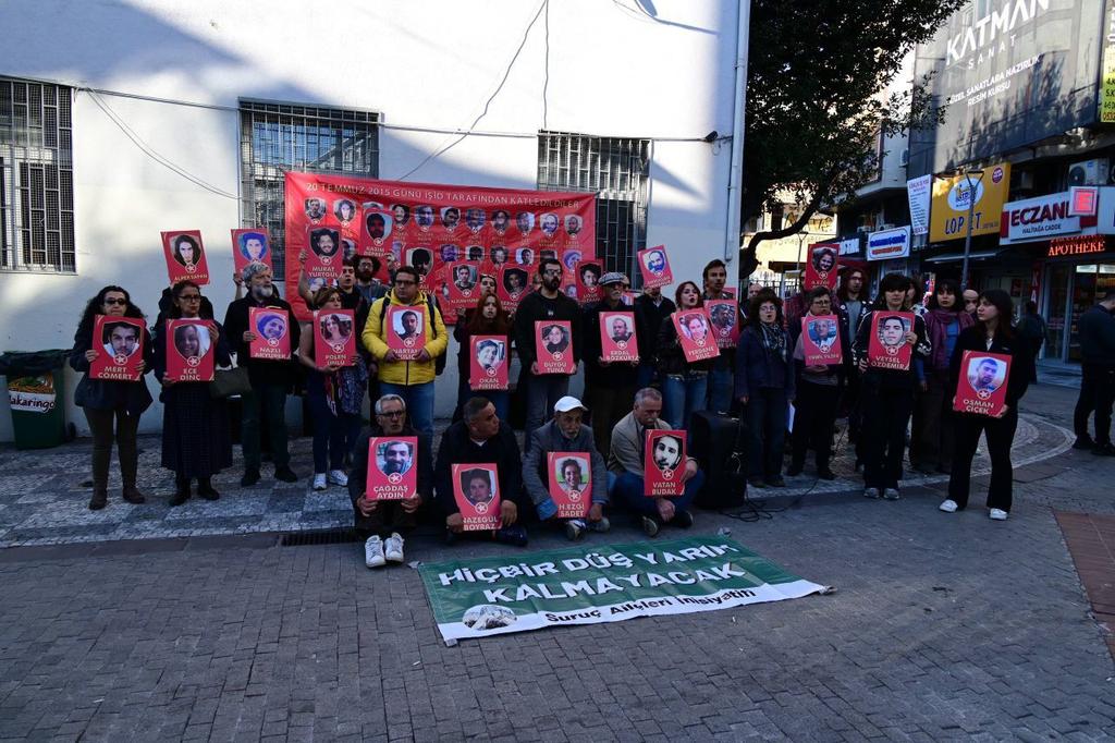 SurucAileleri's tweet photo. Bu ay yine bizi yalnız bırakmayan dostlarımızla beraber İstanbul ve İzmir'de adalet nöbetimizi gerçekleştirdik. 
Adaletin nöbeti, onu dört gözle bekleyen herkesin sorumluluğu. Adalet arayışları bizi gerçeklere ulaştıracak. Hesap verecekler.
Suruç için Adalet, 
Herkes için Adalet! https://t.co/3zF6tfg6sr
