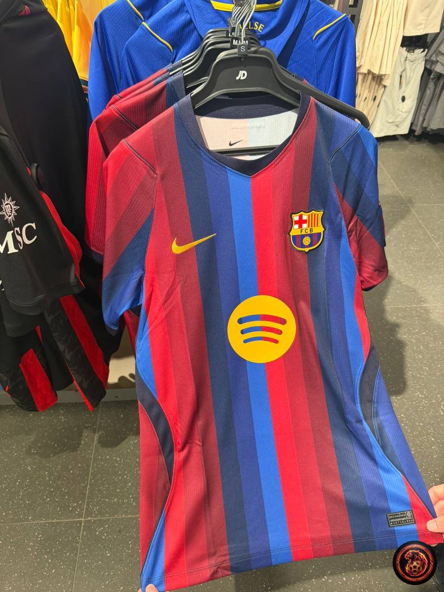 FootballGoalFC's tweet image. 🚨 𝗕𝗥𝗘𝗔𝗞𝗜𝗡𝗚 

JD Sports Greece has unveiled the new home kit for Barcelona next season, and it's already available for sale! 

Are you ready to rock the colors? 🔵🔴 

#Barcelona #LaLiga #FootballFashion