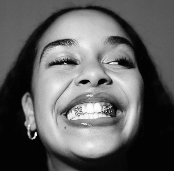 Jorja Smith's smile says it all😁.