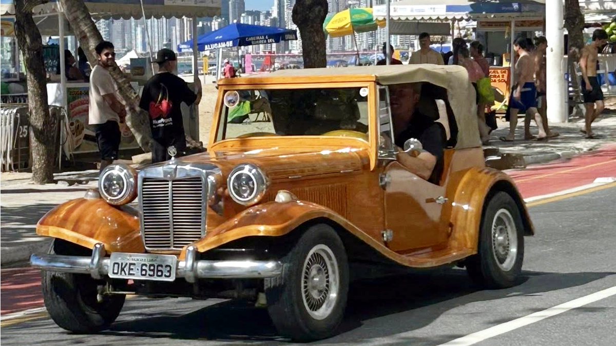 Réplica do MP Lafer feita de madeira chama a atenção em Balneário Camboriú -SC maxicar.com.br/2026/04/replic…