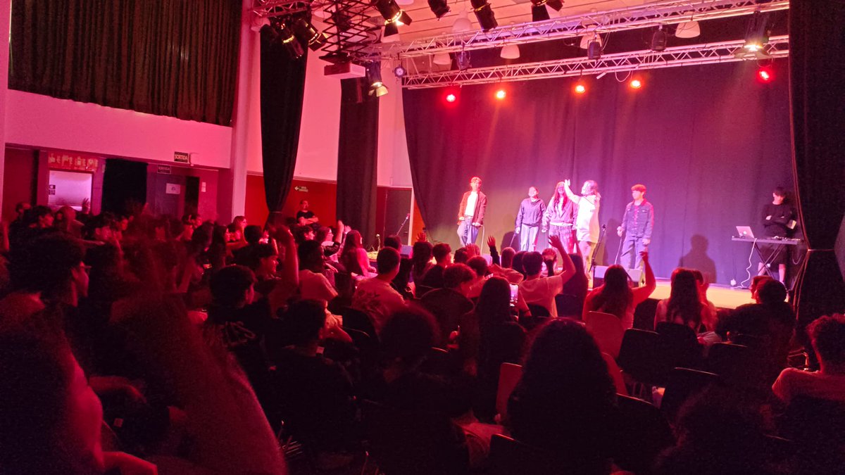 elicceb's tweet photo. Avui els alumnes dels instituts que han participat al Programa #Improversem han demostrat el talent i l'aprenentatge que han dut a terme en les disciplines del rap i de la glosa, cantades en català, i, també, de la rumba ballada, del breakdance i del muntatge de DJs #ELICCEB https://t.co/D5pdnWTI5z