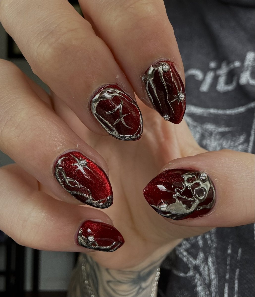 ninniemoon's tweet photo. amigas díganme que uñas les gustan para el bts tour no se cual hacerme 😭 https://t.co/dky6DBHMoA