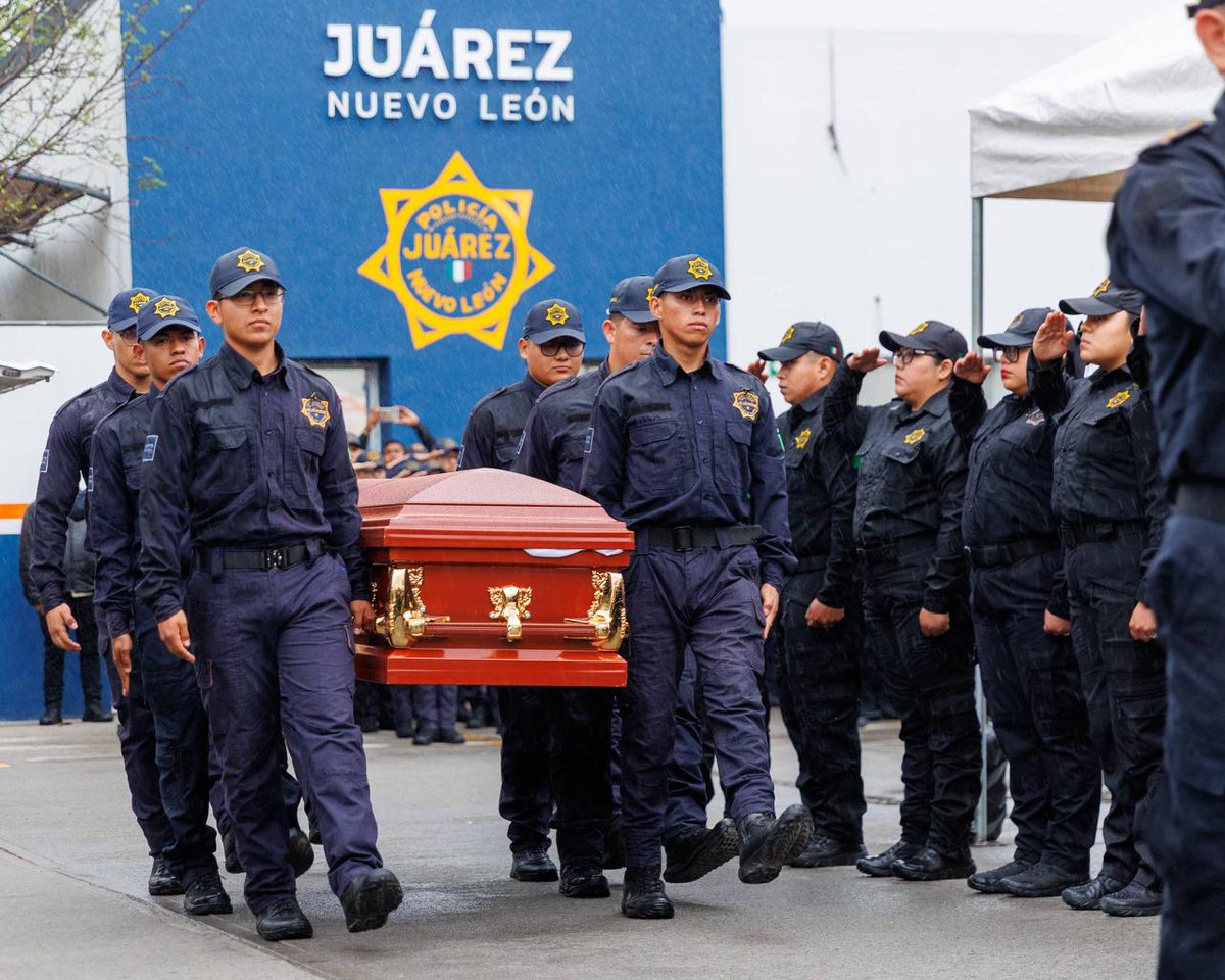4poderinfo's tweet photo. Rinde Juárez homenaje a elemento policiaco caído en cumplimiento de su deber

Nota completa:
https://t.co/bY8U8vmKsv

#NuevoLeón #4poder #Juárez https://t.co/EePrwOwGCa