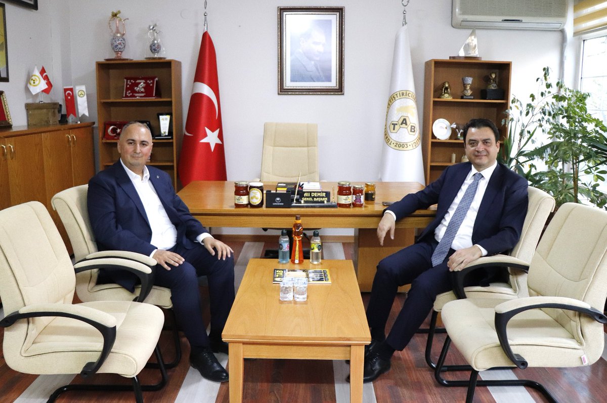 tokatvaliligi's tweet photo. Valimiz @abdullahkoklu, Türkiye Arı Yetiştiricileri Merkez Birliği Başkanı Ali Demir'i ziyaret etti. https://t.co/l9mlxzf2MT