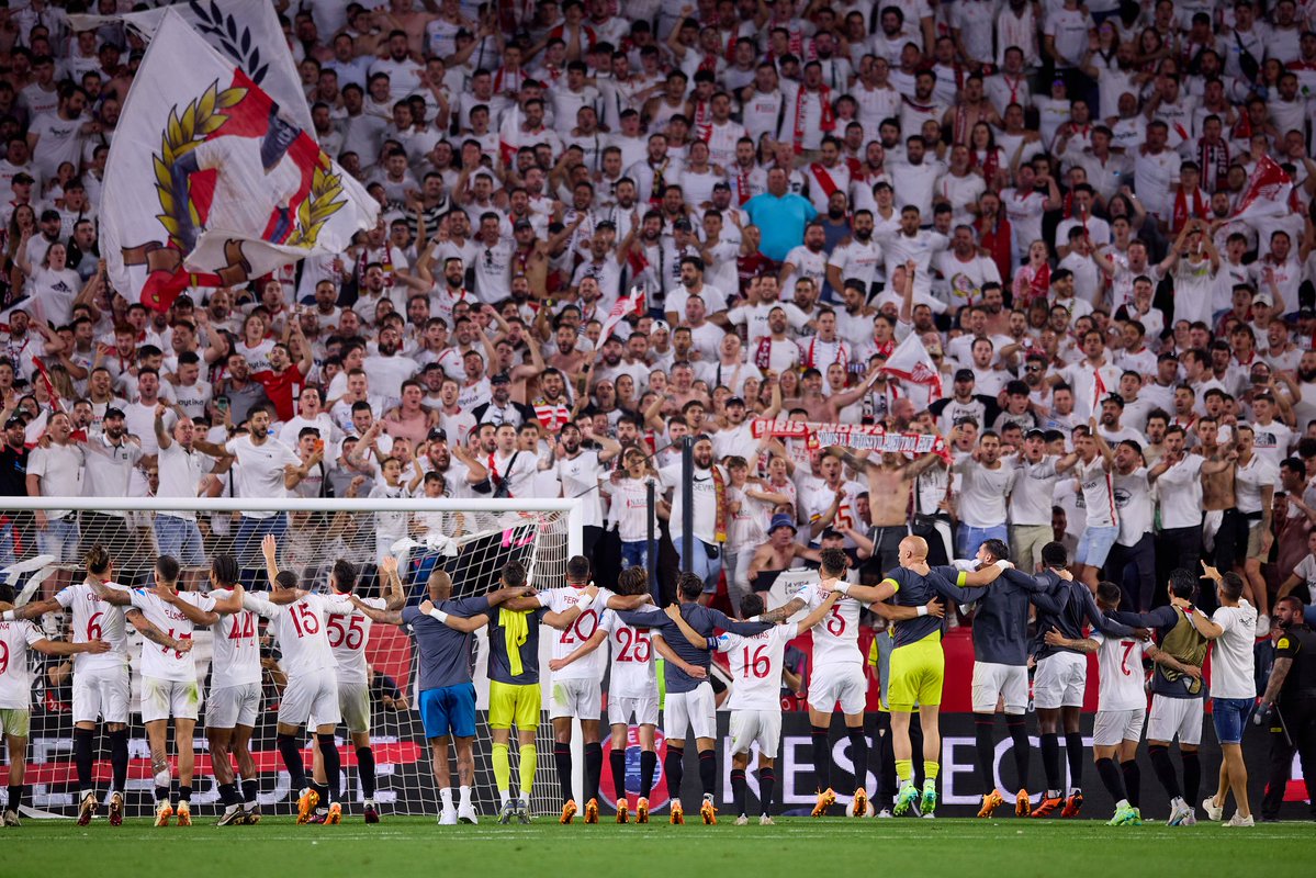 elsevillistacom's tweet image. Hace 3 años vs #MUFC

"Y aunque haya aspirantes que jueguen a hacer creer que la desean más que nadie, a pocos pueden engañar. No hay nadie, aunque muchos lo intenten, que la quiera como nosotros. Nosotros lo sabemos. Y ella... seguro que también lo sabe"

#SevillaFC #UEL