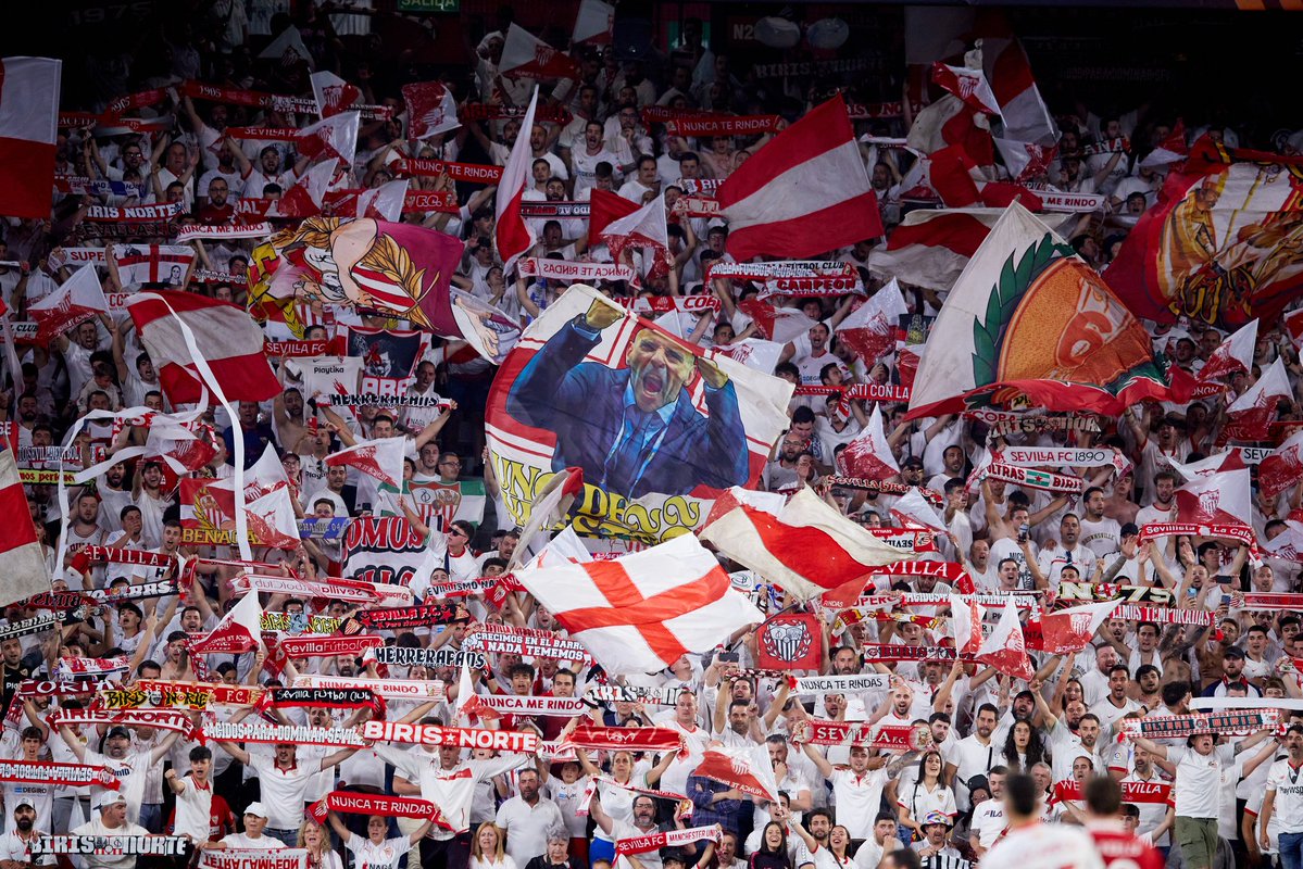 elsevillistacom's tweet image. Hace 3 años vs #MUFC

"Y aunque haya aspirantes que jueguen a hacer creer que la desean más que nadie, a pocos pueden engañar. No hay nadie, aunque muchos lo intenten, que la quiera como nosotros. Nosotros lo sabemos. Y ella... seguro que también lo sabe"

#SevillaFC #UEL