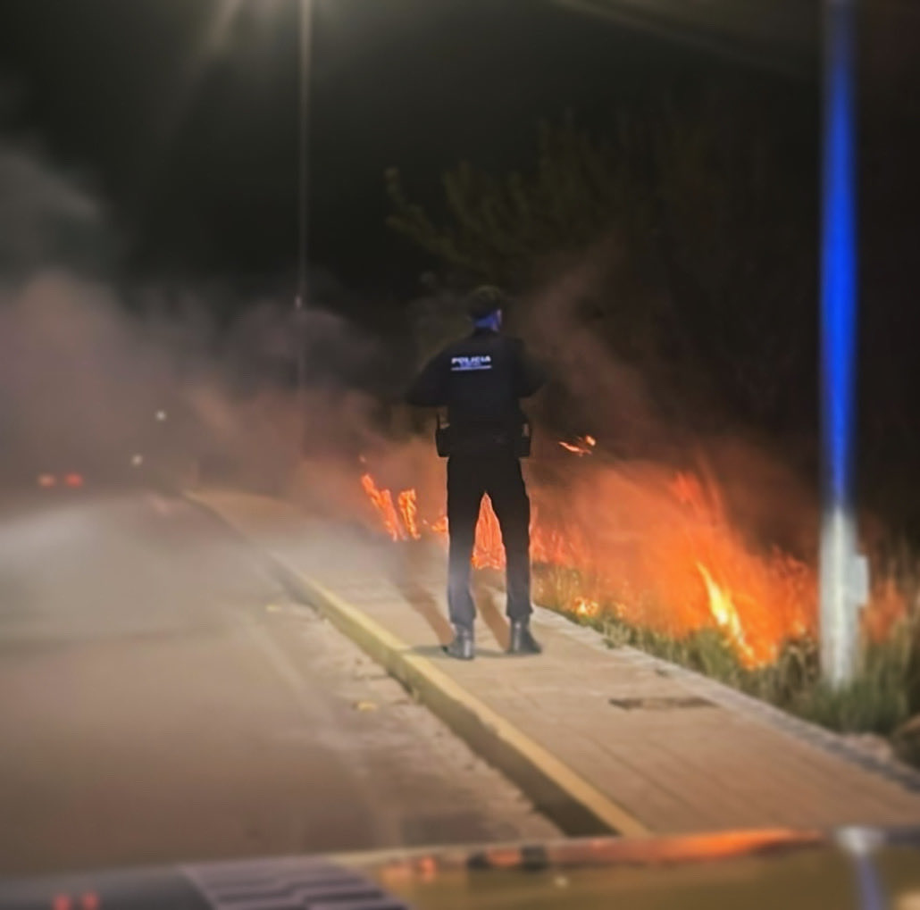 🔥𝗔𝗟𝗧𝗥𝗔 𝗩𝗢𝗟𝗧𝗔 𝗨𝗡𝗔 𝗣𝗨𝗡𝗧𝗔 𝗗𝗘 𝗖𝗜𝗚𝗔𝗥𝗥𝗘𝗧!

Gràcies a la ràpida actuació de la <a href="/PLPedreguer/">Policía Pedreguer</a> i dels 𝗕𝗼𝗺𝗯𝗲𝗿𝘀,s’ha extingit un foc al marge de la carretera👮‍♂️🚒

𝙉𝑶 𝑻𝙄𝑹𝙀𝑺 𝑷𝙐𝑵𝙏𝑬𝙎 𝘿𝑬 𝑪𝙄𝑮𝘼𝑹𝙍𝑬𝙏🚭
Siguem responsables! 

 #stopincendis