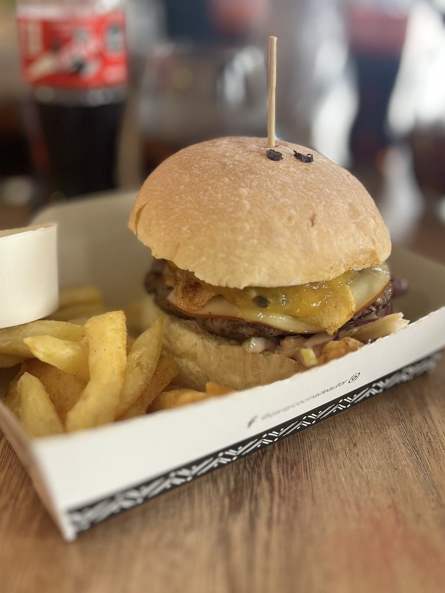 egonayerbe's tweet image. QARAY siempre participa en el #BurgerMaster con propuestas novedosas! 

La Sahumadora: Pan con semillas de granadilla, steak de res en salsa del pacífico, Gouda ahumado, chips de papa con polvo de pipián, chutney de granadilla de quijo y mango, coleslaw de kumis patiano. 🤤