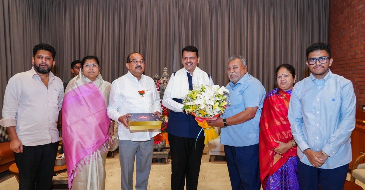 Dev_Fadnavis's tweet image. मंत्री राधाकृष्ण विखे पाटीलजी यांच्या राहता, अहिल्यानगर येथील निवासस्थानी सदिच्छा भेट दिली. यावेळी विखे पाटील कुटुंबियांनी केलेल्या स्वागत आणि आदरातिथ्याबद्दल मी त्यांचा मनापासून आभारी आहे !

@RVikhePatil @drsujayvikhe
#Maharashtra #Ahilyanagar