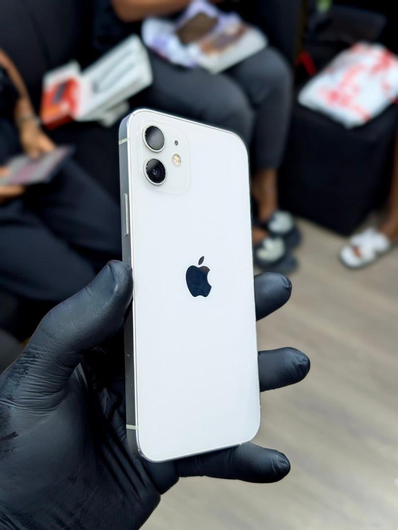 ybgadget's tweet photo. White iPhones just hit different 😮‍🔥🤍 https://t.co/aWl5CRmwjl
