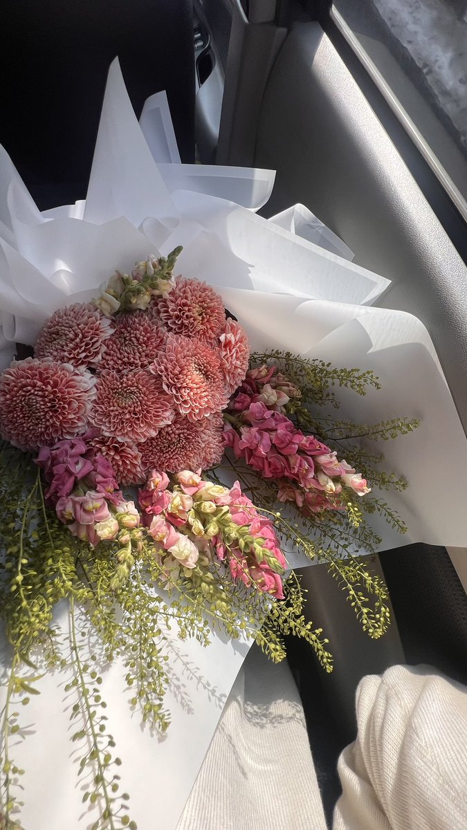 halotsanaya's tweet photo. April flowers felt extra special because i got to choose them at Rawabelong with my bf &amp; friends! Banyak banget pilihan sampai overwhelmed but totaly worth it dan senang sekaliii ♡ https://t.co/ryAAg5nI24